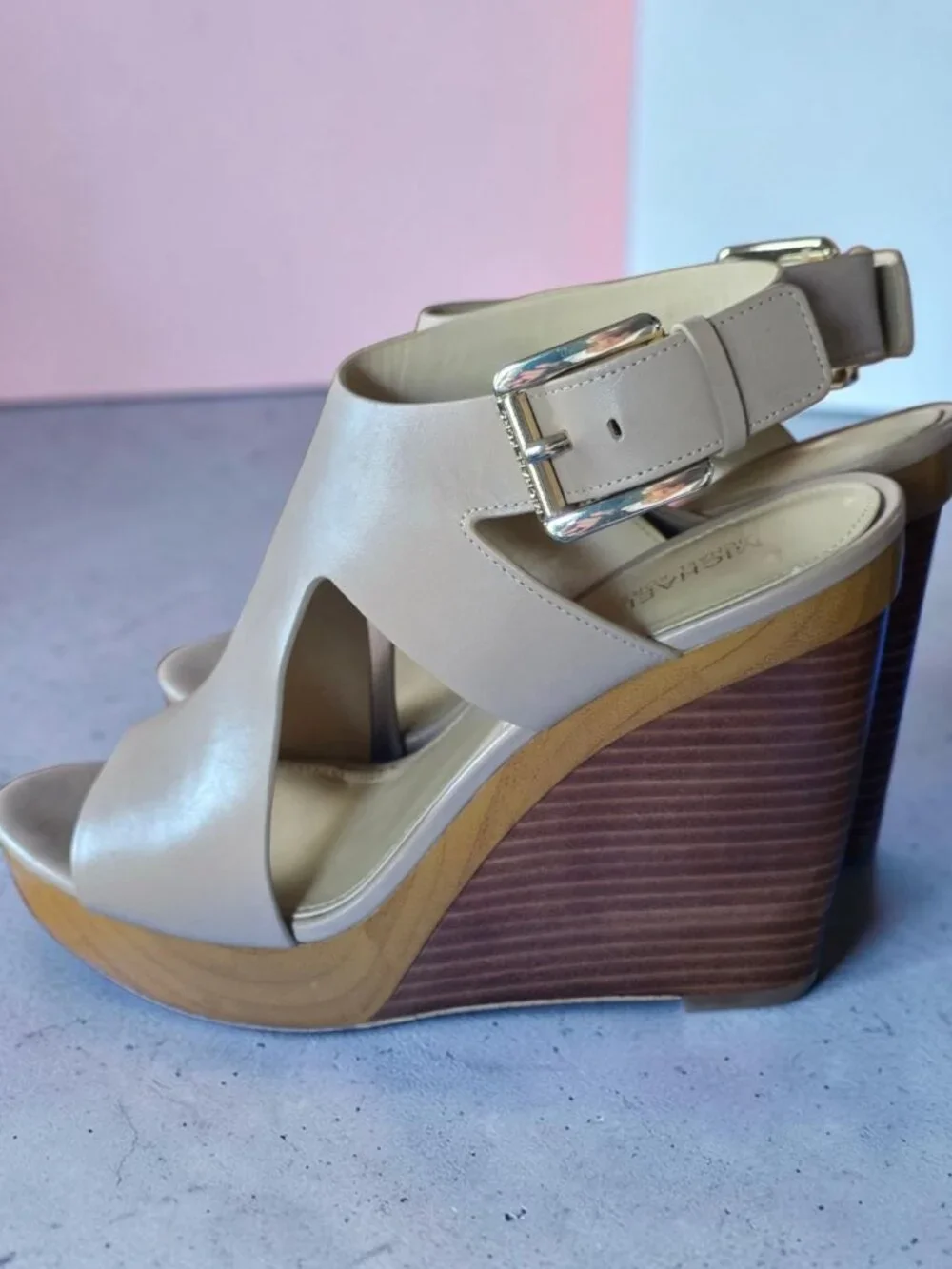 EUC MICHAEL KORS (8M) JOSEPHINE Wedge Wood Heel Platform Gold-Tone Buckle